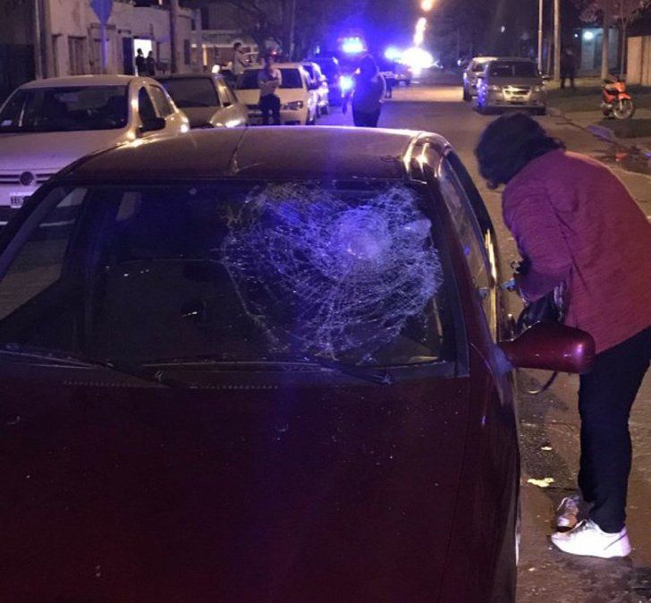 Un hombre arrolló y arrastró a su expareja colgada del capot de su auto