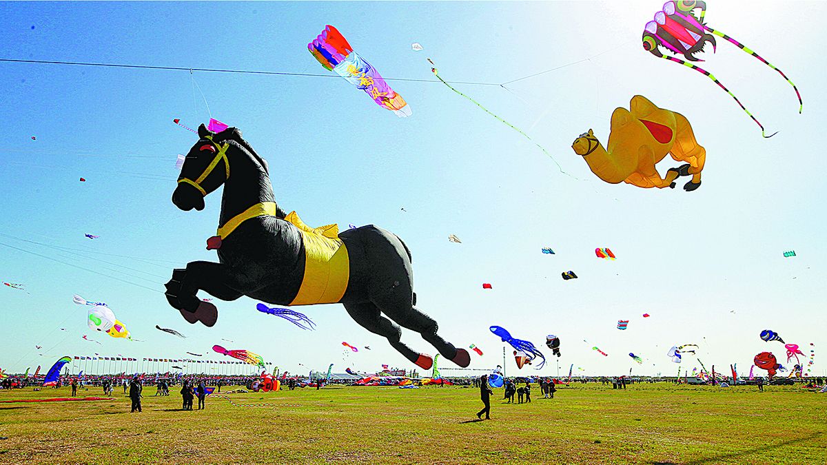 Los barriletes vuelan en el 38º Festival Internacional de Barriletes de Weifang China en abril del año pasado. SUN SHUBAO / XINHUA