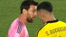 Messi se cruzó feo con Santiago Rodríguez.