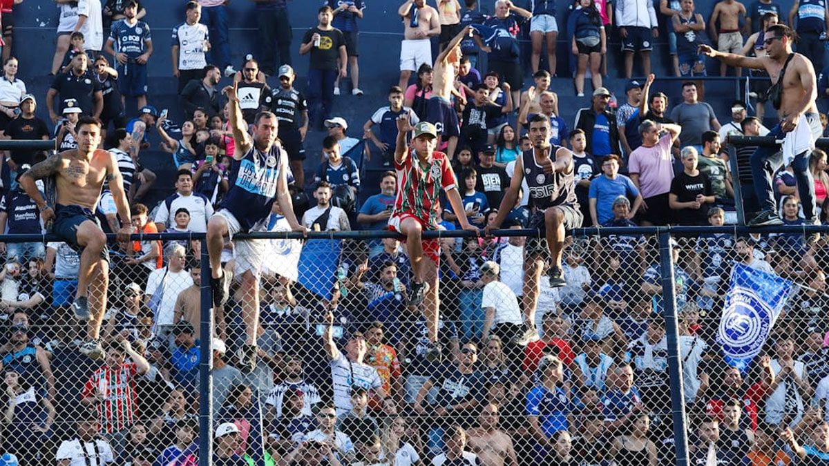 Los hinchas de la Lepra alientan sin parar a su querida Lepra. Foto: Cristian Lozada (Diario UNO). Los hinchas de la Lepra alientan sin parar a su querida Lepra. Foto: Cristian Lozada (Diario UNO).