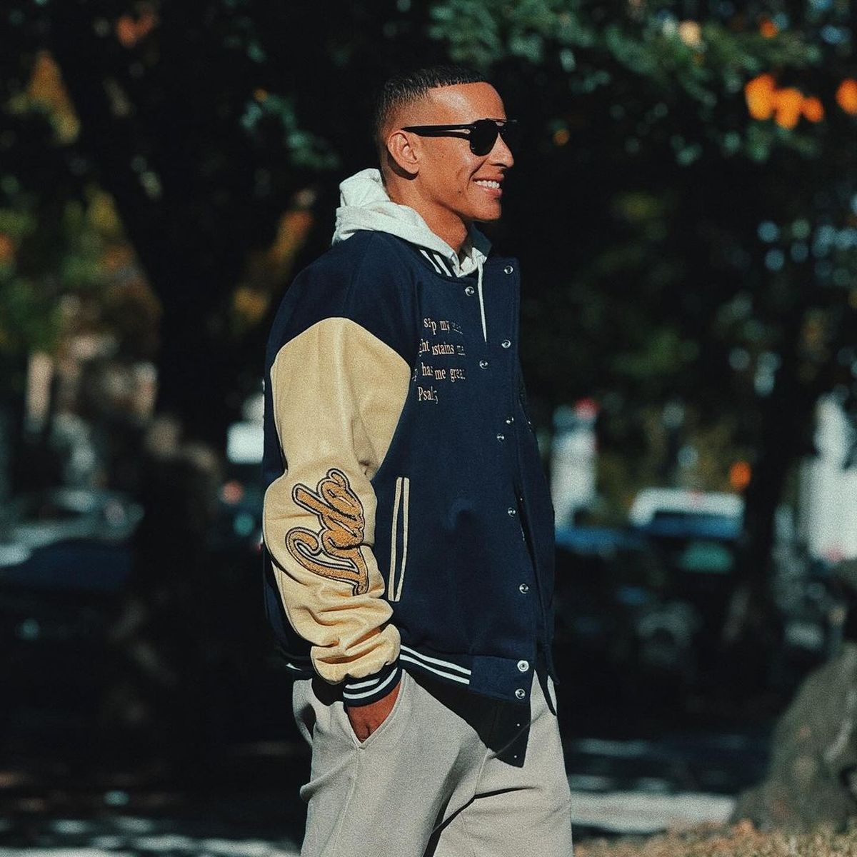 El cantante puertorriqueño hiso un video para agradecer por el premio. "Quiero empezar agradeciendo, primero que nada, a Dios, al Padre, al Hijo y al Espíritu Santo. Bonita fue inspirada para traer luz, para recordarnos lo hermosa que es la vida y la importancia de celebrarla", expresó en un video que compartió en su perfil de Instagram. El cantante puertorriqueño hiso un video para agradecer por el premio. "Quiero empezar agradeciendo, primero que nada, a Dios, al Padre, al Hijo y al Espíritu Santo. Bonita fue inspirada para traer luz, para recordarnos lo hermosa que es la vida y la importancia de celebrarla", expresó en un video que compartió en su perfil de Instagram.