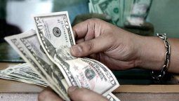 A cuánto cotiza el dólar oficial y el blue en Mendoza