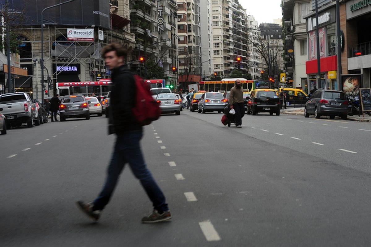 En la ciudad de Nueva York, donde las luchas entre peatones y automovilistas son constantes. En la ciudad de Nueva York, donde las luchas entre peatones y automovilistas son constantes.