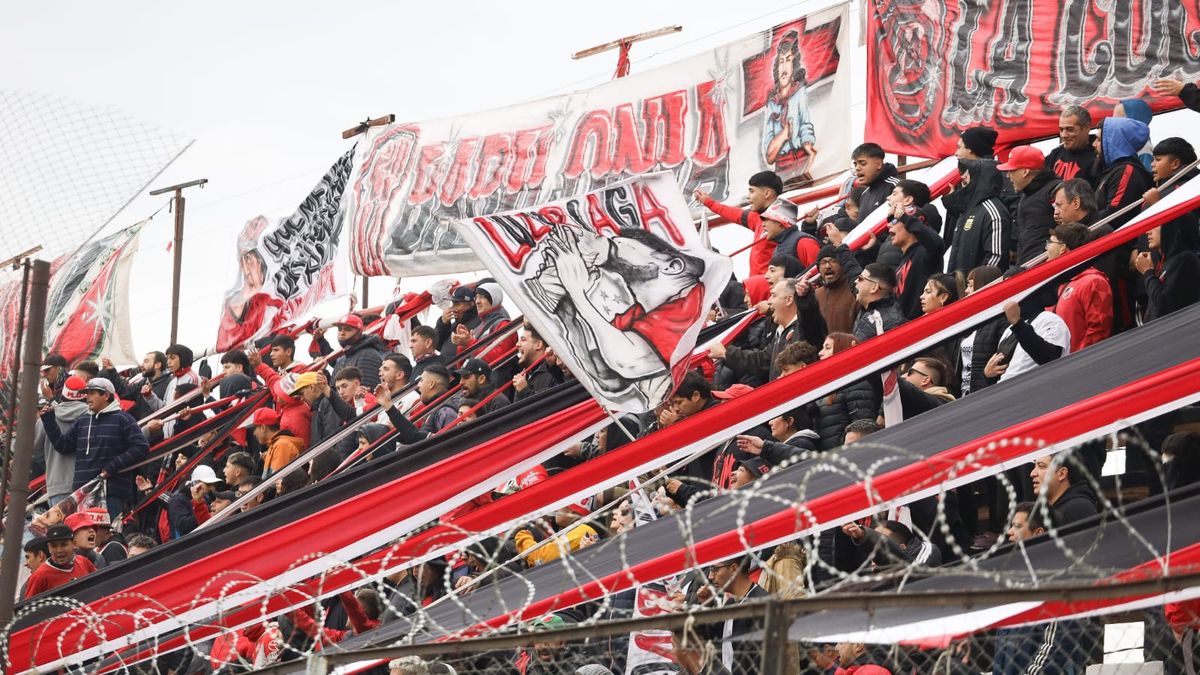 La gente de Deportivo Maipú se acercó a alentar pese a las bajas temperaturas.&nbsp; &nbsp; &nbsp;Cristian Lozano/UNO.