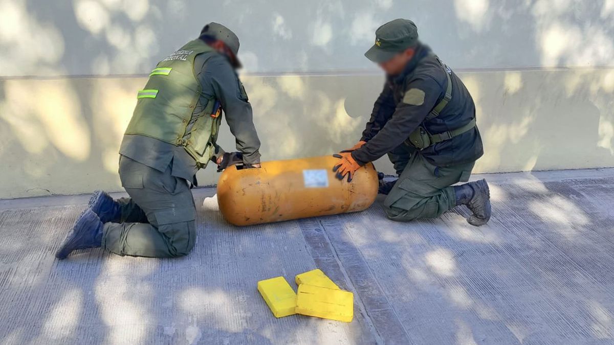 Gendarmería Nacional. Efectivos de esa fuerza detuvieron a dos hombres que llevaban oculta cocaína en dos tubos de GNC. Gendarmería Nacional. Efectivos de esa fuerza detuvieron a dos hombres que llevaban oculta cocaína en dos tubos de GNC.
