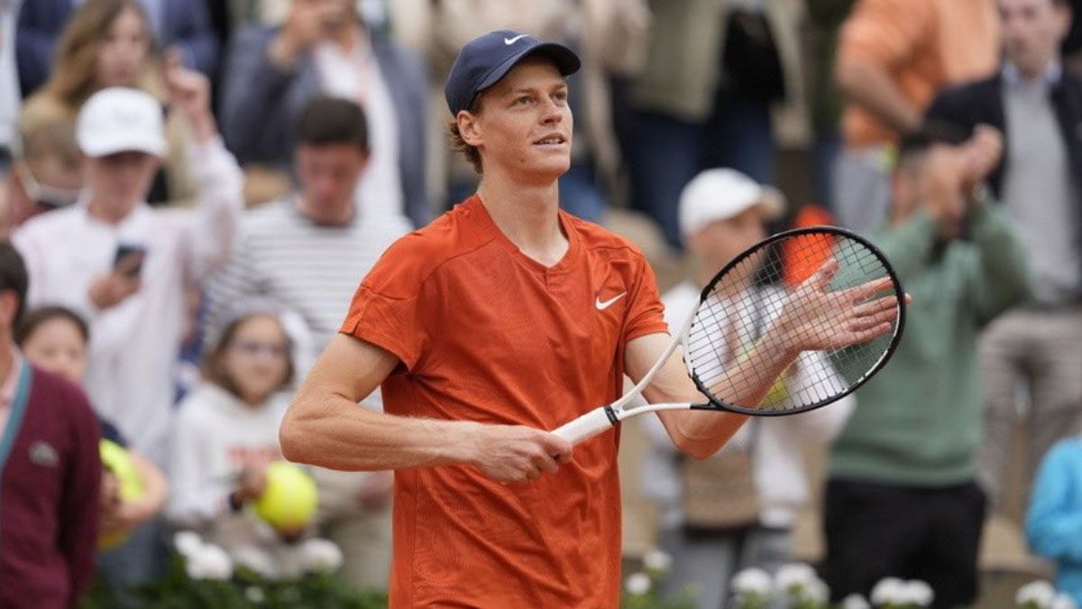 Jannik Sinner se vio beneficiado por el retiro de Novak Djokovic en Roland Garros. Jannik Sinner se vio beneficiado por el retiro de Novak Djokovic en Roland Garros.