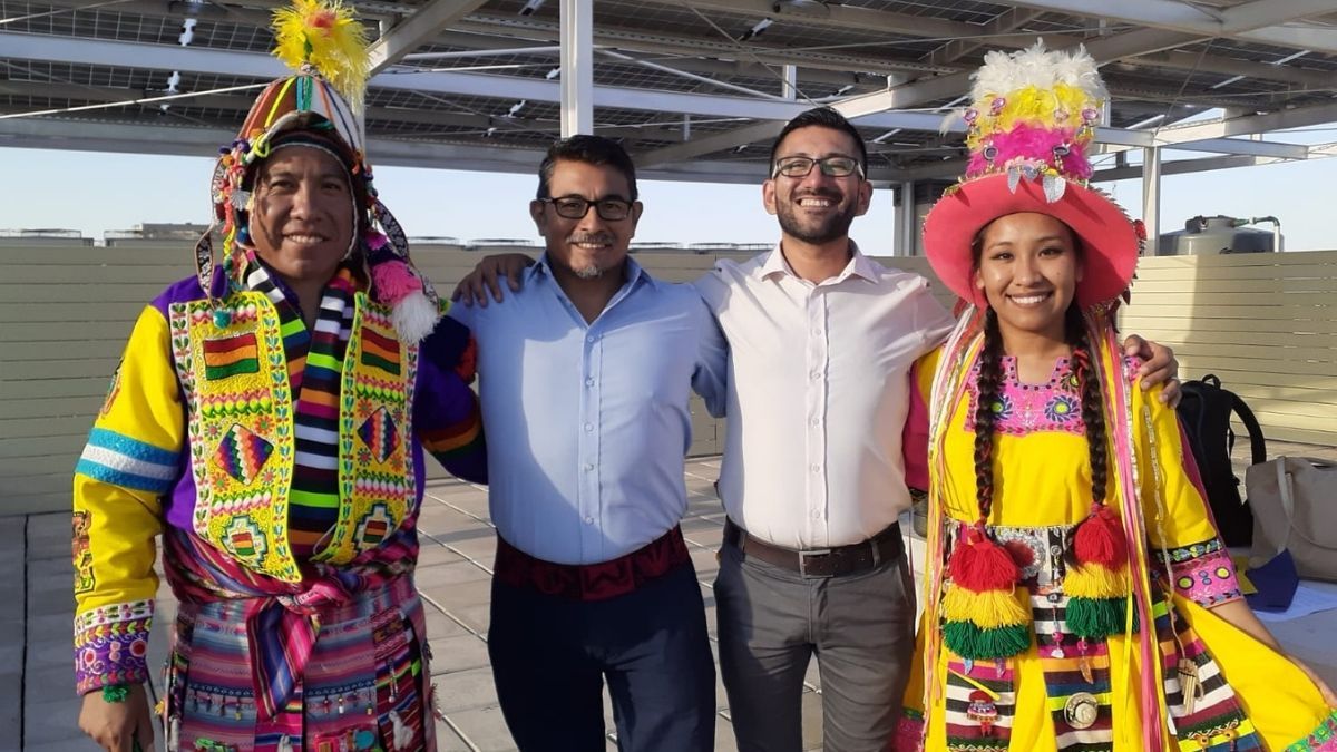 Gabriel López con integrantes de la comunidad boliviana que participaron en la creación artística colectiva