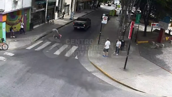 Video: una mujer resultó herida tras ser atropellada por una camioneta