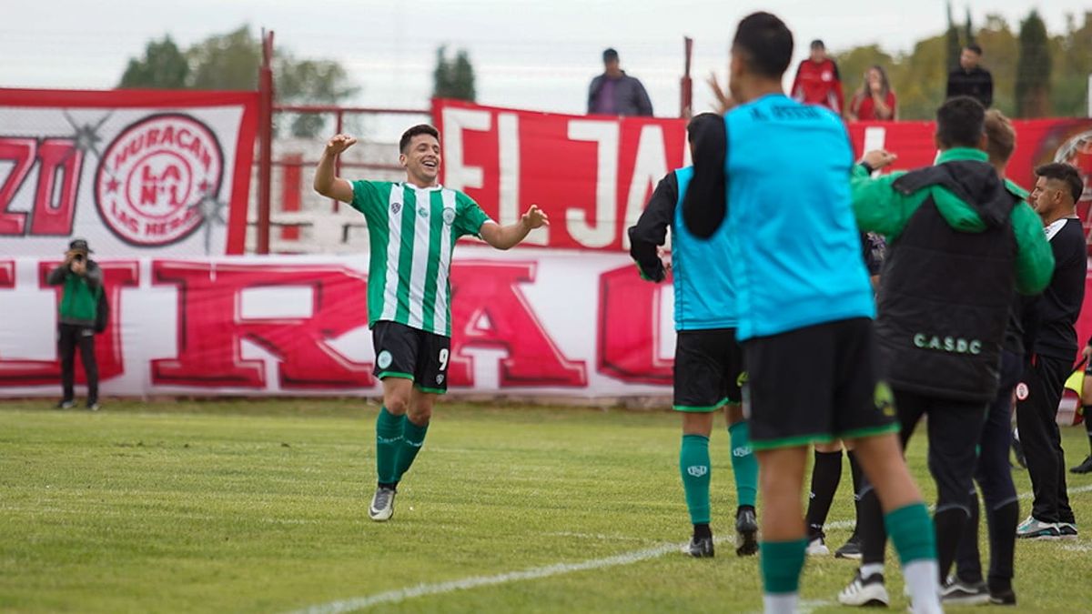 El equipo de Camioneros dio la sorpresa. Venía sin haber logrado triunfos en el torneo, y este mediodía goleó a Huracán Las Heras en el estadio General San Martín. El equipo de Camioneros dio la sorpresa. Venía sin haber logrado triunfos en el torneo, y este mediodía goleó a Huracán Las Heras en el estadio General San Martín.