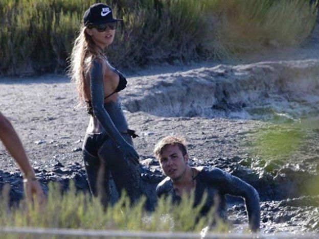 Götze y su novia eligieron el barro para darle rienda suelta al amor