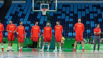 Por una explosión, España y Nigeria empezaron a jugar sin público