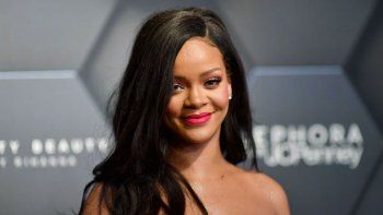 Rihanna presentó su línea de ropa interior transparente con fotos impactantes
