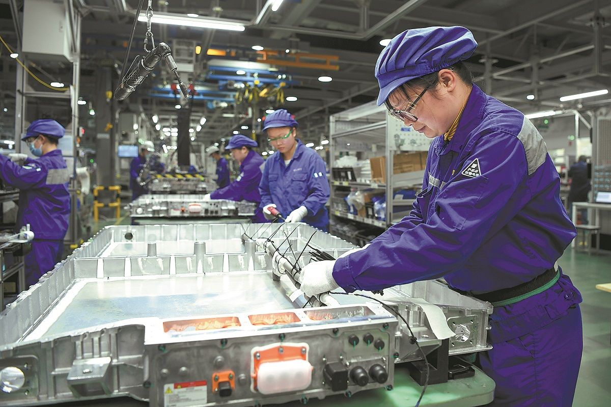  Los trabajadores producen baterías de litio en una fábrica de Changzhou