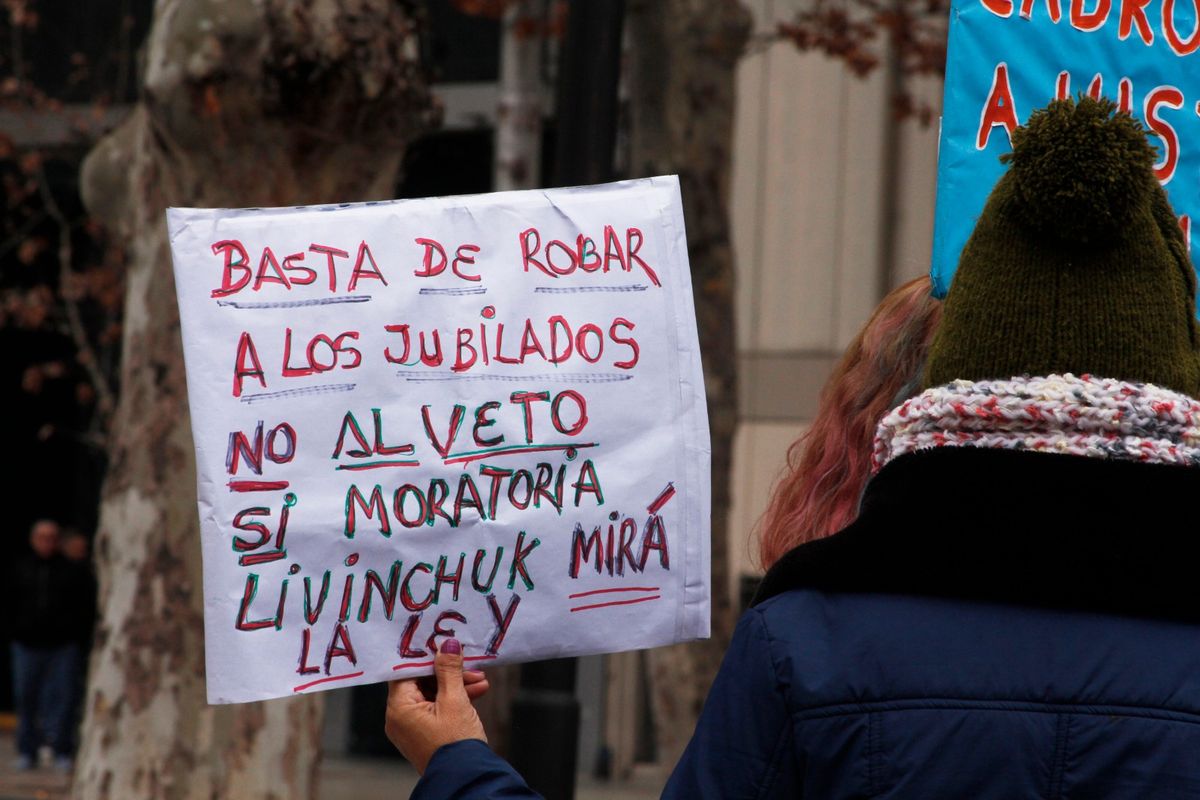 Un cartel contra Litvinchuck, el funcionario que no atiende los reclamos. Un cartel contra Litvinchuck, el funcionario que no atiende los reclamos.