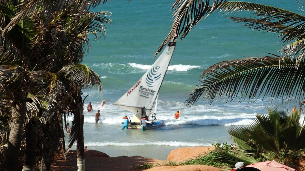 En Canoa Quebrada se puede realizar diversas actividades acuáticas. Imagen: Freepik. En Canoa Quebrada se puede realizar diversas actividades acuáticas. Imagen: Freepik.