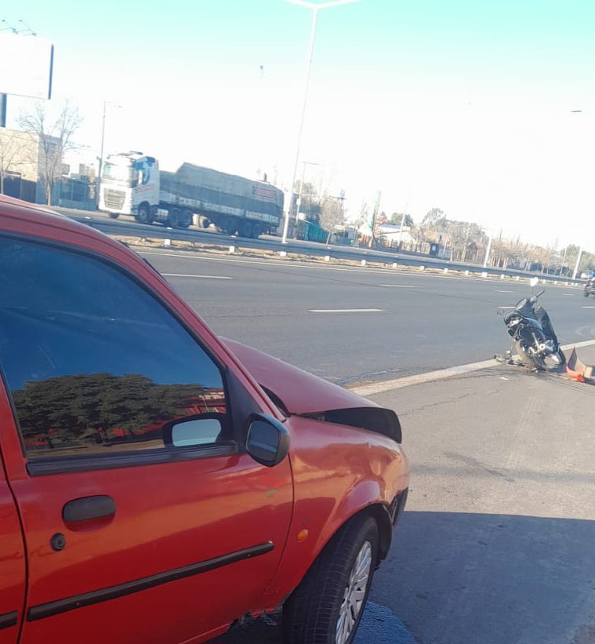 La moto y el auto que protagonizaron el accidente en el Acceso Sur. La moto y el auto que protagonizaron el accidente en el Acceso Sur.