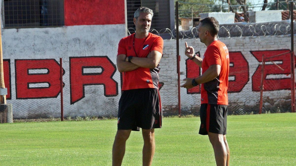 Juan Manuel Sara, DT del Deportivo Maipú, ya planifica el choque ante Quilmes, en calle Vergara. Juan Manuel Sara, DT del Deportivo Maipú, ya planifica el choque ante Quilmes, en calle Vergara.