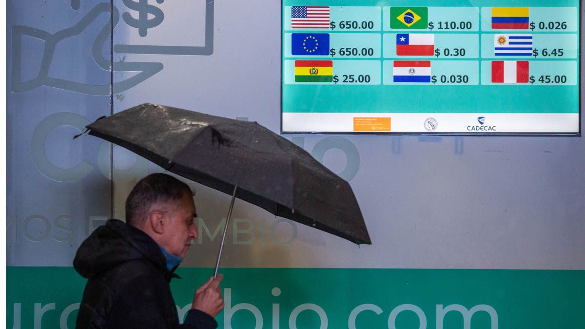 En una jornada lluviosa hubo novedades con el dólar en la city porteña.