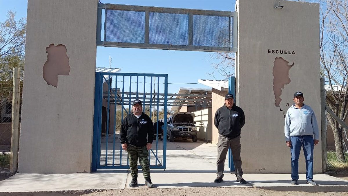 Enrique Escudero, Luis Moreno y Oscar García llegaron hasta la escuela Posta de los Médanos, en Lavalle, con todo tipo de donaciones para los chicos.