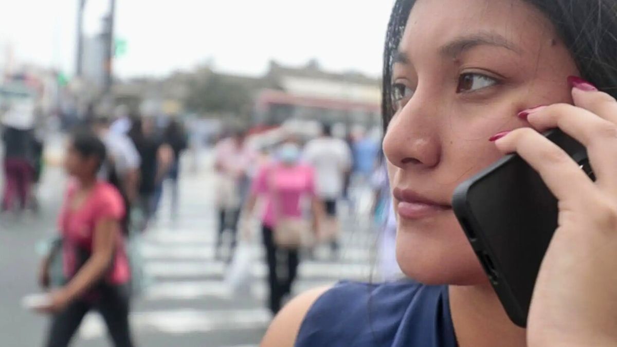 En Luján de Cuyo, cruzar la calle mirando el celular puede generar multas de hasta 1 millón de pesos