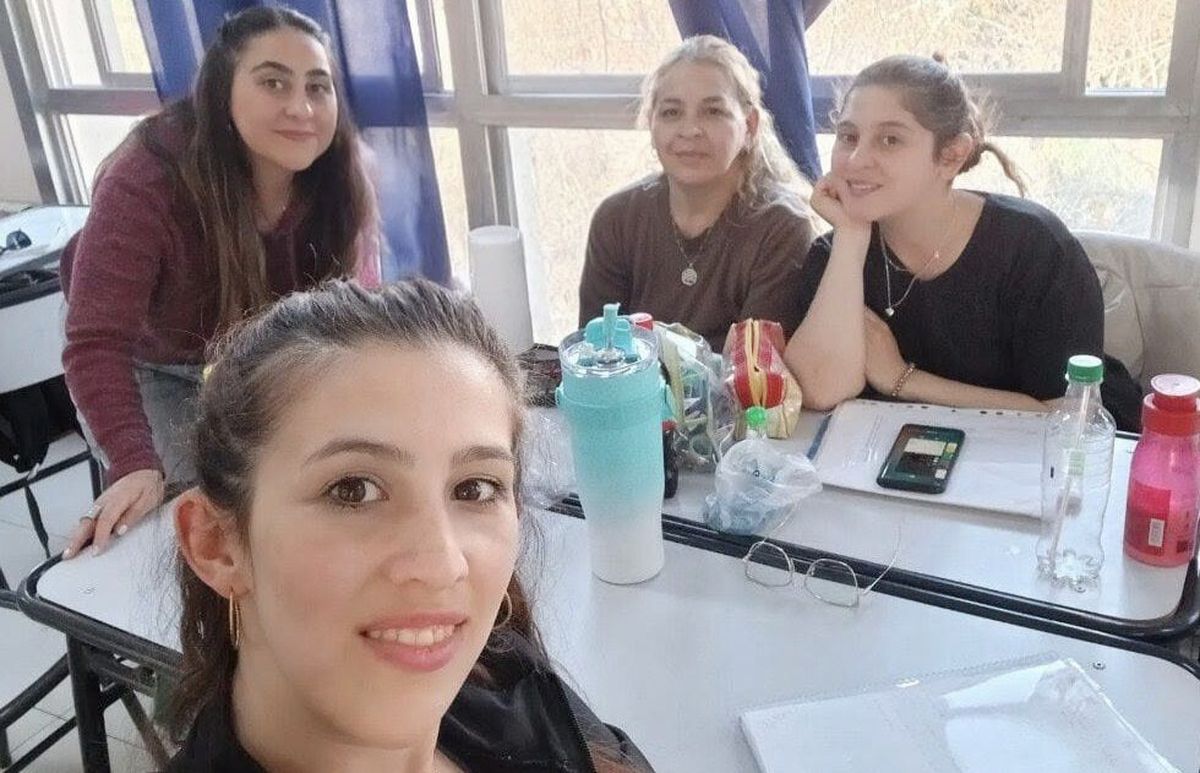 El grupo de estudio. Paula y Rocío (atrás) junto a sus compañeras de la carrera. Pasan a cuarto año de Nivel Inicial en el Instituto Godoy Cruz. El grupo de estudio. Paula y Rocío (atrás) junto a sus compañeras de la carrera. Pasan a cuarto año de Nivel Inicial en el Instituto Godoy Cruz.