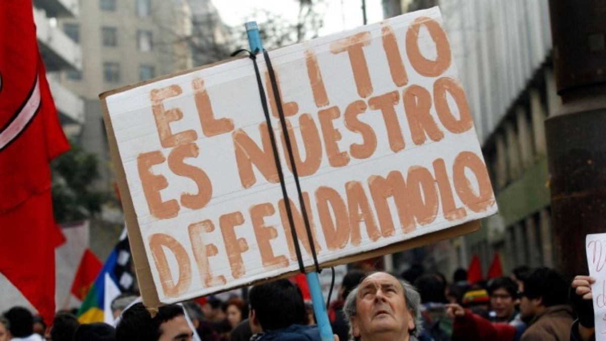 Un manifestante sostiene un cartel en el que se lee "El litio es nuestro, defendámoslo" en una protesta en Santiago de Chile. Chile, Argentina y Bolivia poseen el 60% de las reservas mundiales del metal, crucial en la transición energética (Imagen: Ivan Alvarado / Alamy) Un manifestante sostiene un cartel en el que se lee "El litio es nuestro, defendámoslo" en una protesta en Santiago de Chile. Chile, Argentina y Bolivia poseen el 60% de las reservas mundiales del metal, crucial en la transición energética (Imagen: Ivan Alvarado / Alamy)