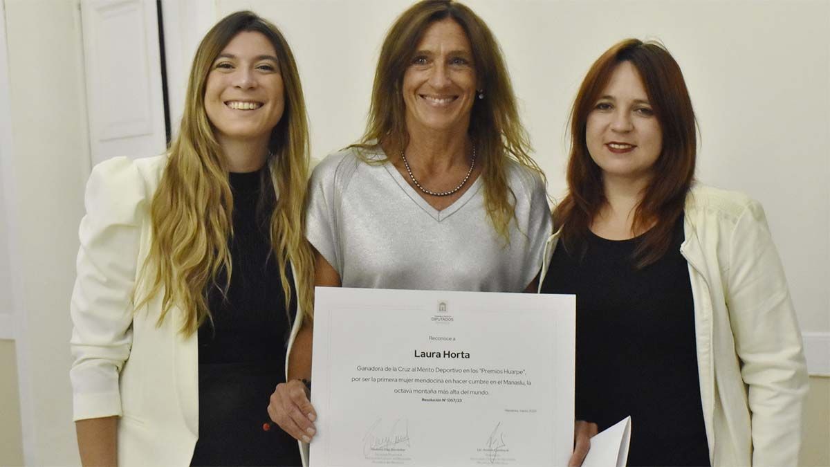 Laura Horta (en el medio) es decana de Educación en la Universidad Maza. En la foto junto a las diputadas radicales Giuliana Díaz y Evelin Pérez.