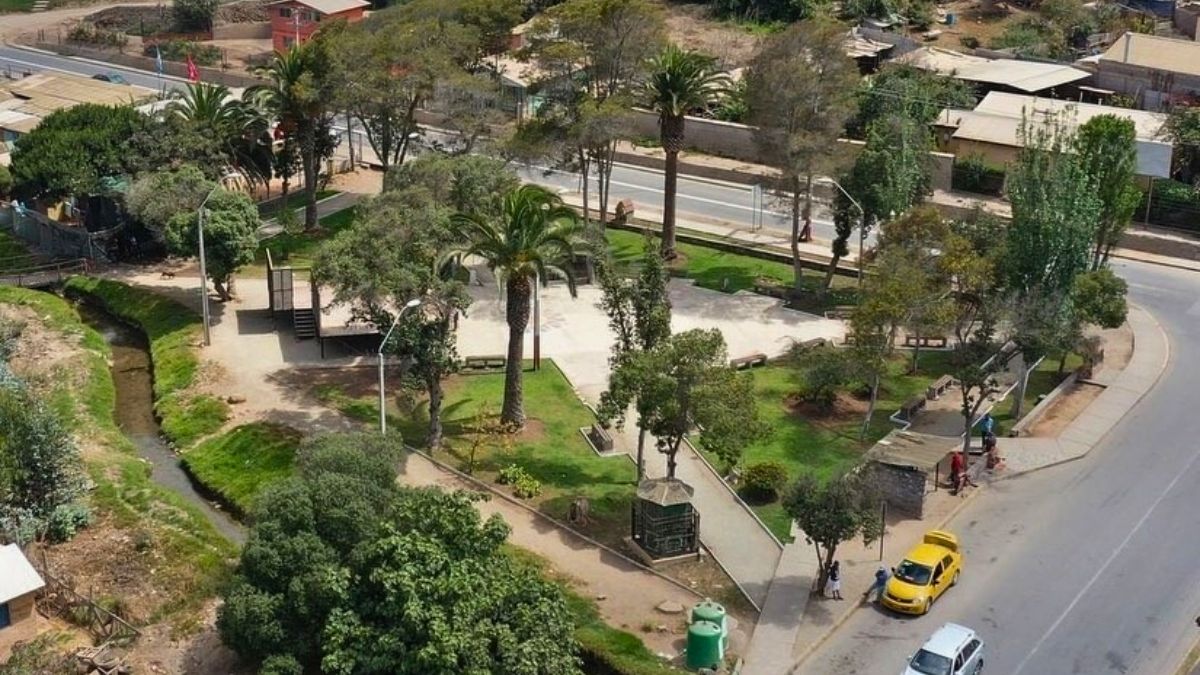 La plaza del pequeño pueblo ubicado camino a La Serena. La plaza del pequeño pueblo ubicado camino a La Serena.