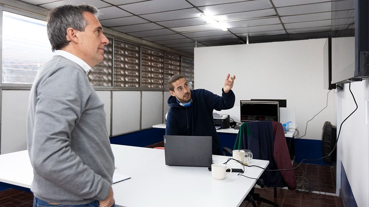 Ramiro Gómez, cuarta generación de empleados, le explica a su jefe César Rossell los avances del sistema e-camm que están implementando. Ramiro Gómez, cuarta generación de empleados, le explica a su jefe César Rossell los avances del sistema e-camm que están implementando.