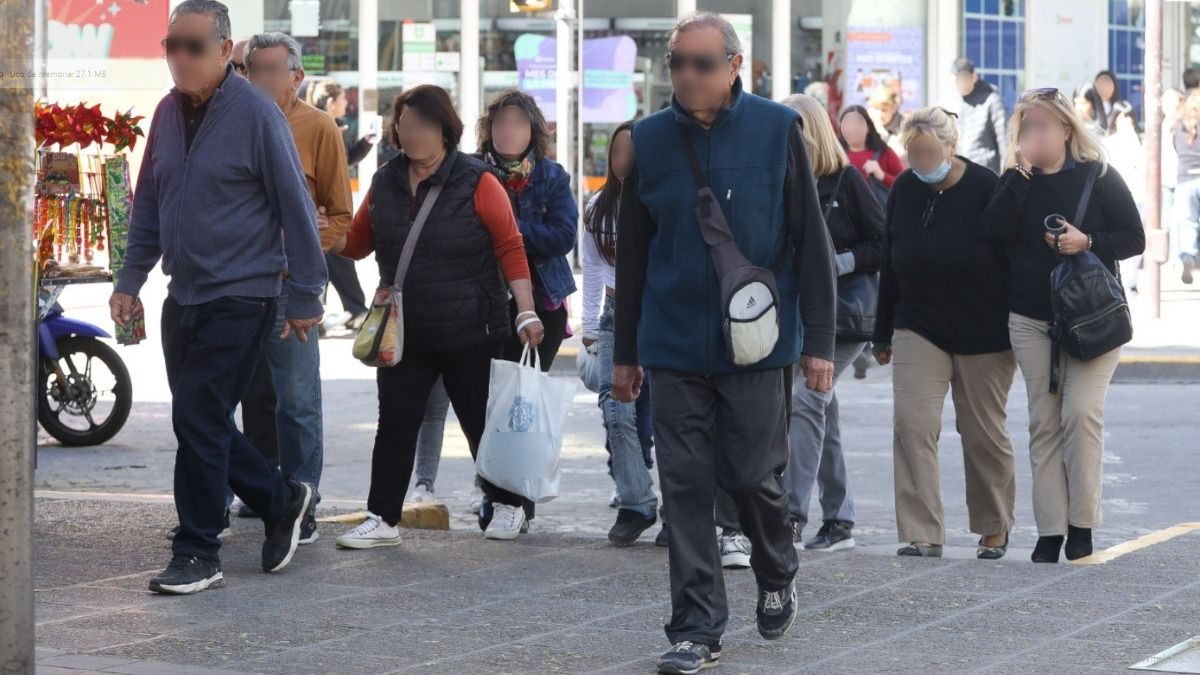 La monotonía cromática en la ropa de la gente es pavorosa ¿Tanto nos parecemos entre nosotros? La monotonía cromática en la ropa de la gente es pavorosa ¿Tanto nos parecemos entre nosotros?