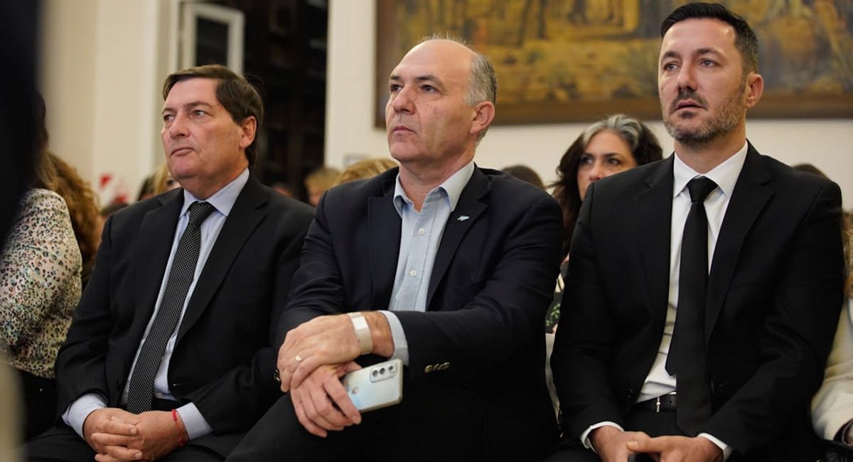 Los tres precandidatos a la gobernación, Omar Parisi, Guillermo Carmona, y el radical Luis Petri mostraron sus críticas al discurso del gobernador Rodolfo Suarez.&nbsp;