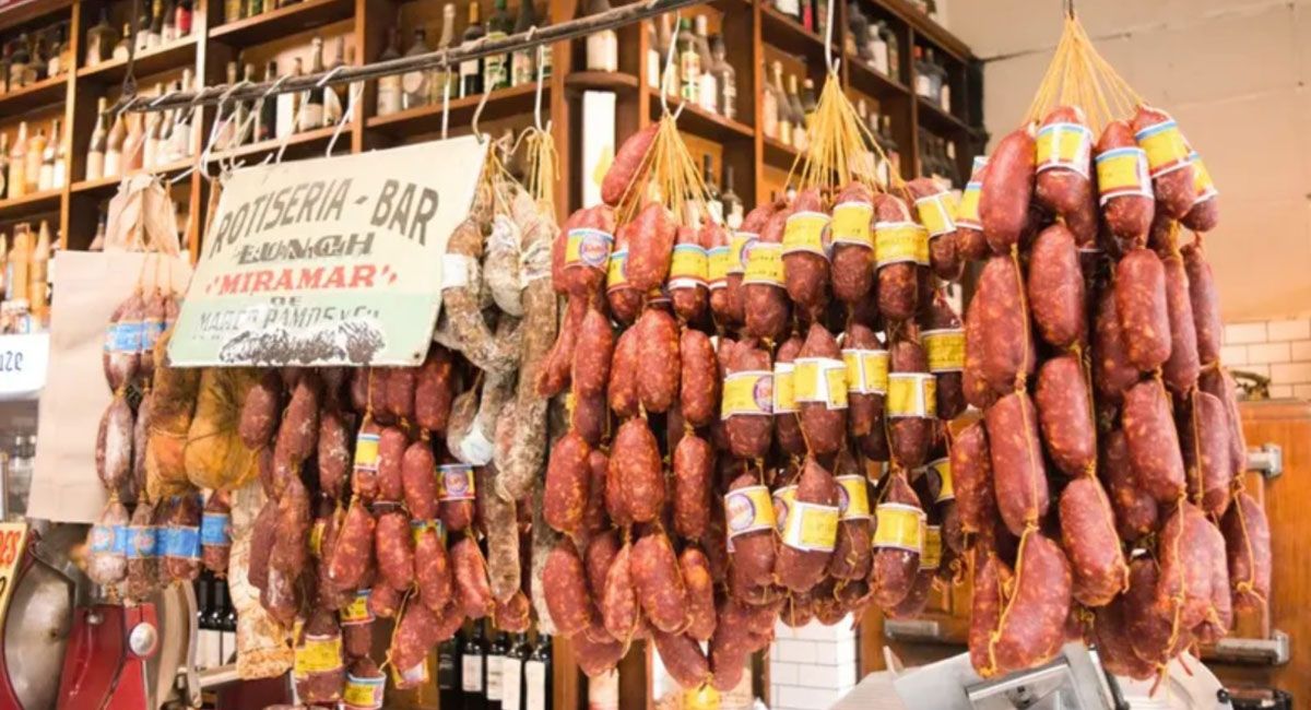 El bodegón porteño que ofrece la mejor picada de fiambres y quesos