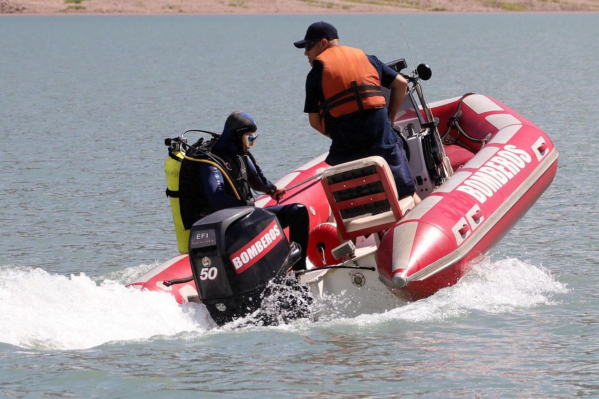 Equipos de buceo, movilidad náutica y hasta drones acuáticos se usan para la búsqueda del joven en el Dique Potrerillos. Equipos de buceo, movilidad náutica y hasta drones acuáticos se usan para la búsqueda del joven en el Dique Potrerillos.