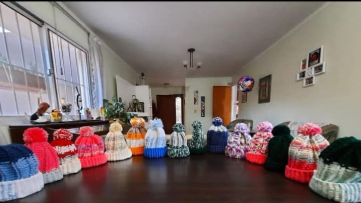 Para cada Día del Niño, muchos menores que asisten a los merenderos solidarios, reciben de regalo estos gorritos tejidos a mano