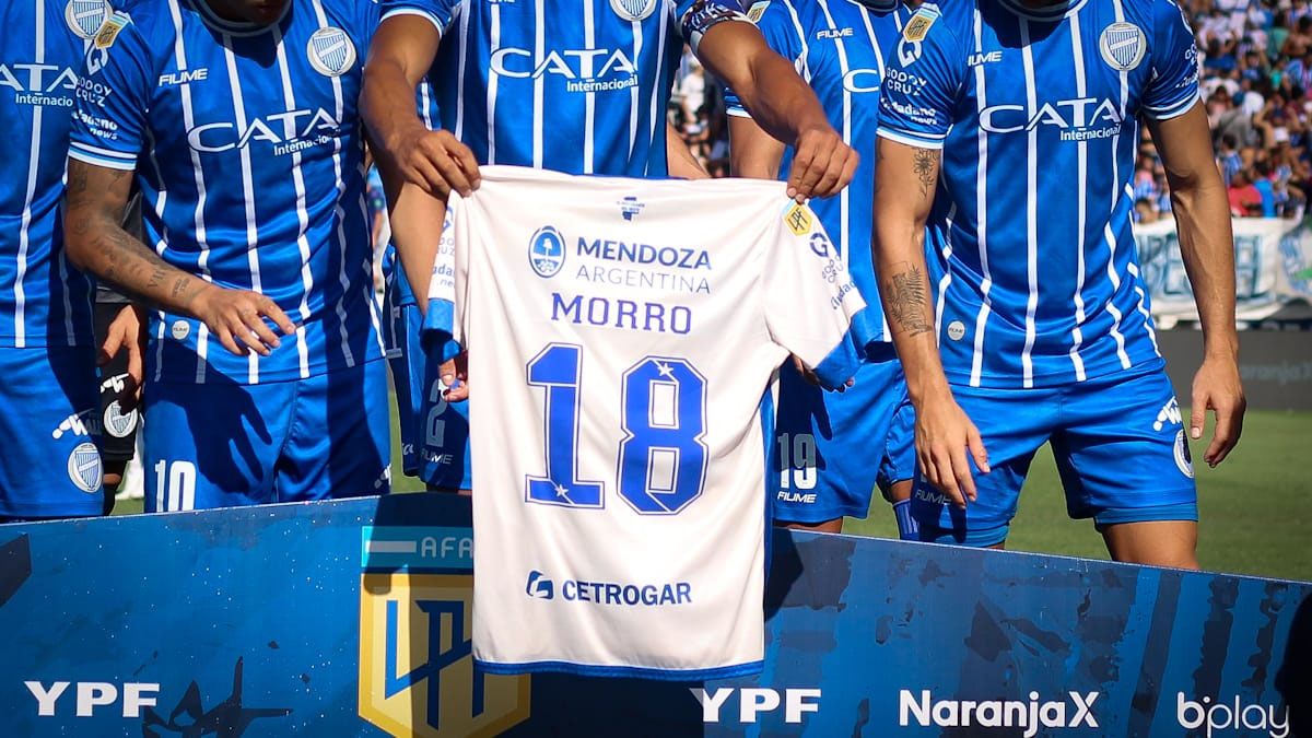 Los jugadores de Godoy Cruz mostraron la camiseta con el nombre del Morro García. Los jugadores de Godoy Cruz mostraron la camiseta con el nombre del Morro García.