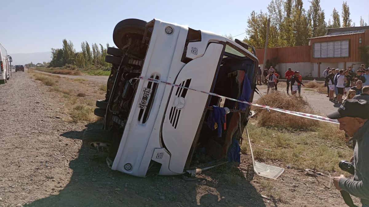 El colectivo sufrió un vuelco en la ruta 7 y hubo mucho temor. Por suerte no hubo heridos de gravedad.