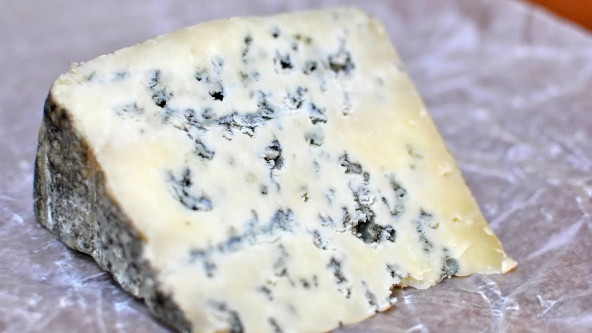 Quesos. El queso roquefort y el queso azul son diferentes por su lugar de origen en que fueron elaborados. Quesos. El queso roquefort y el queso azul son diferentes por su lugar de origen en que fueron elaborados.