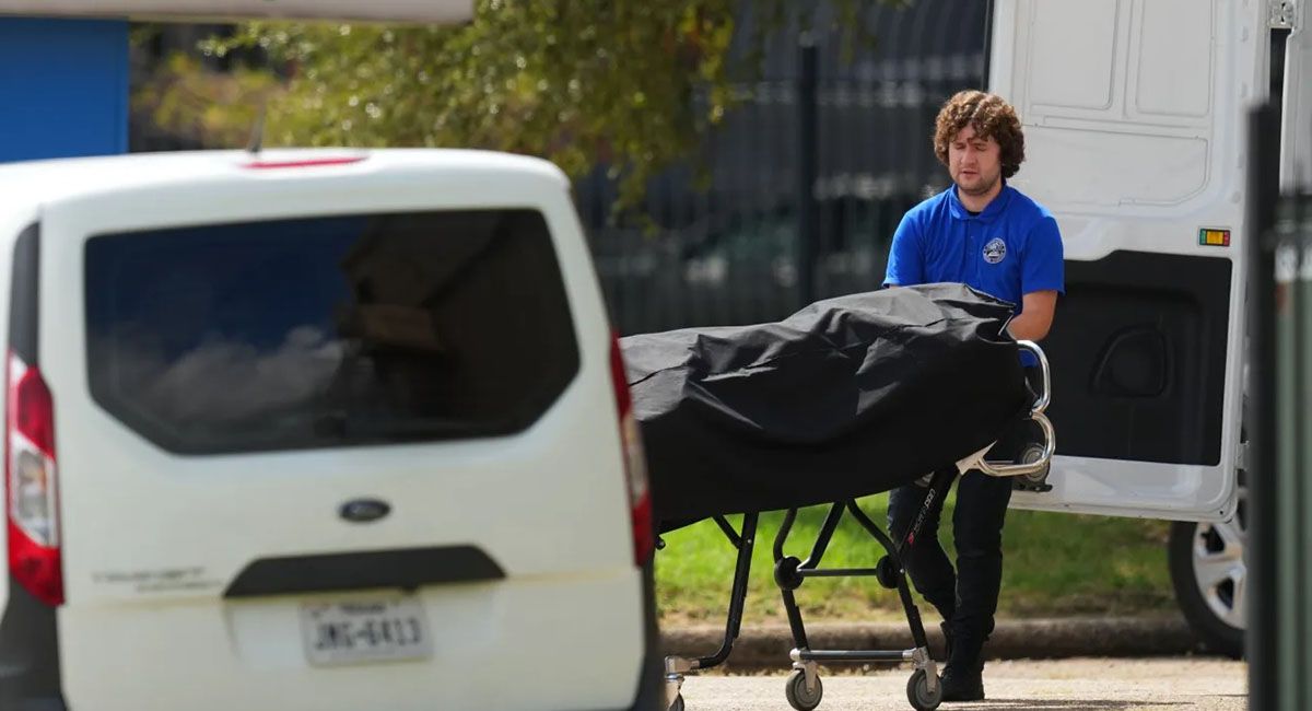 El atacante de 29 años que mató a un detenido del Centro de Detención de Dallas, se suicidó al verse rodeado por policías. El atacante de 29 años que mató a un detenido del Centro de Detención de Dallas, se suicidó al verse rodeado por policías.