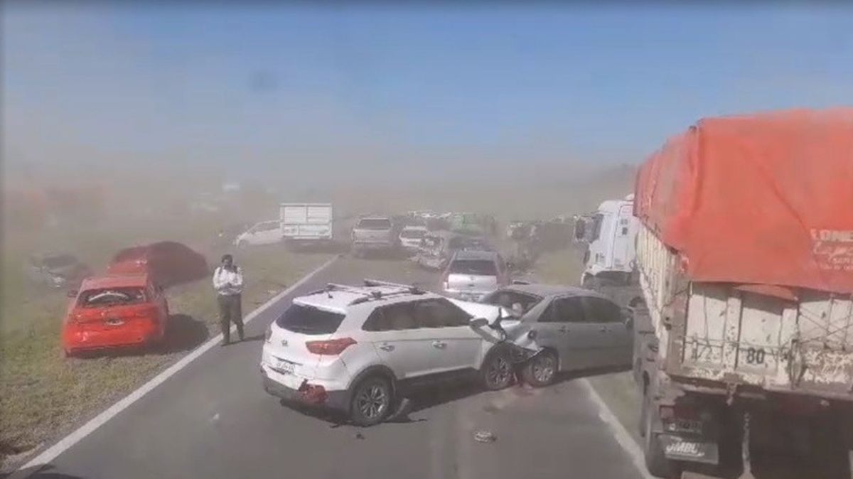 Una impresionante nube de polvo provocó el luctuoso accidente en la autopista Córdoba-Rosario. Una impresionante nube de polvo provocó el luctuoso accidente en la autopista Córdoba-Rosario.