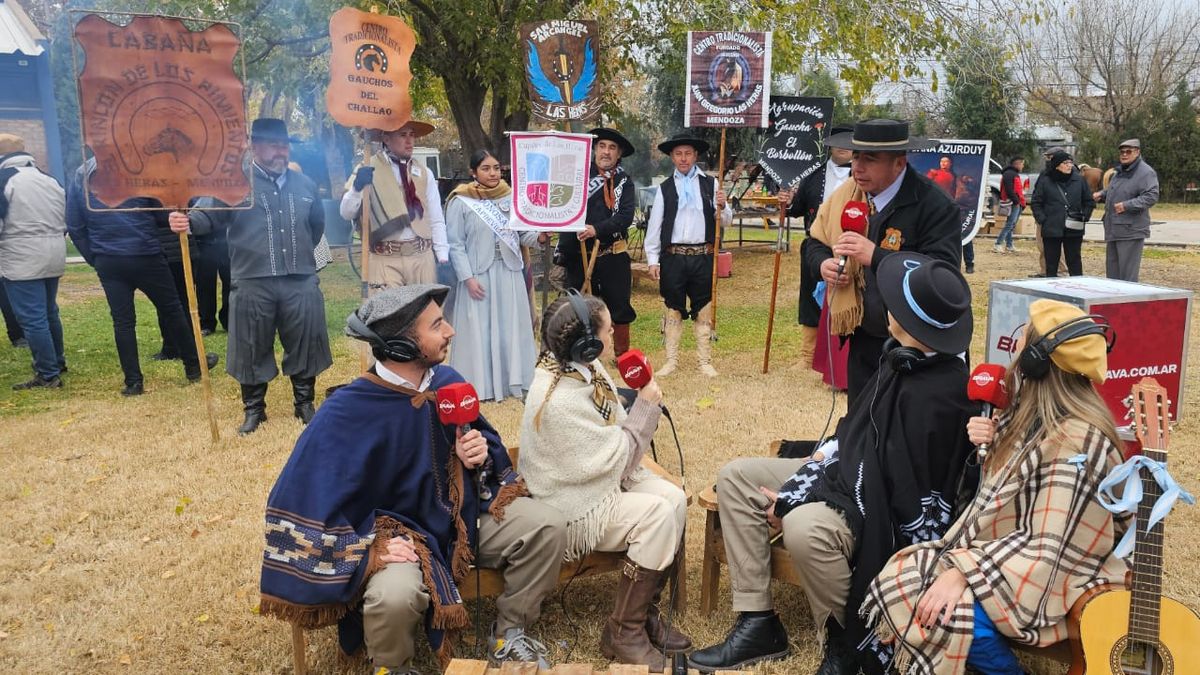 Radio y tradición: los comunicadores de Brava también marcaron el pulso del almuerzo patrio. Radio y tradición: los comunicadores de Brava también marcaron el pulso del almuerzo patrio.