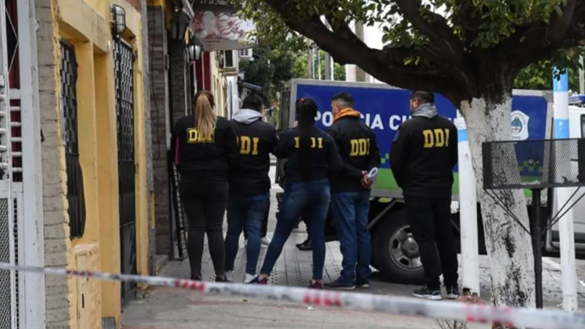 Los investigadores estiman que el crimen de la mujer y posterior suicidio, en Chacabuco, habría ocurrido cerca de las 6 del lunes, en el departamento de Anchordoqui