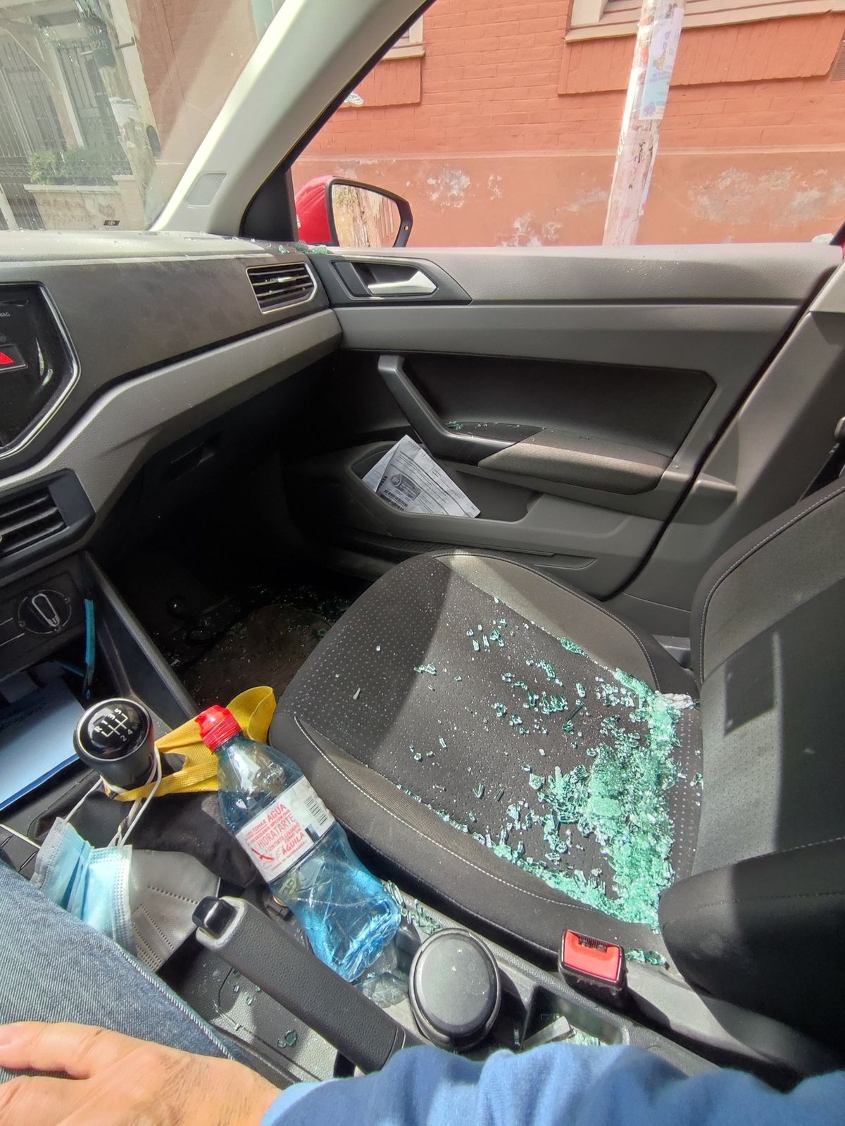 Así quedó el auto de Pablo Pérez Delgado después de que los asaltantes destrozaran el cristal con un casco.