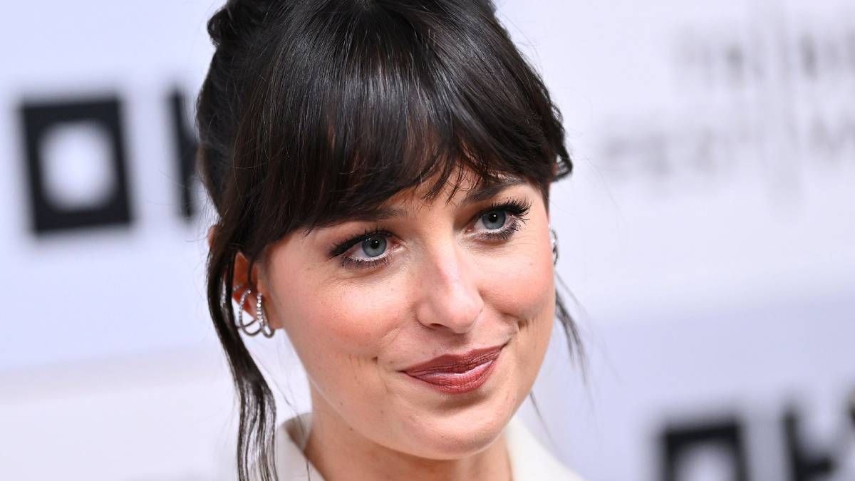 Dakota Johnson protagoniza en Netflix la película La hija oscura. Foto: Cnn.