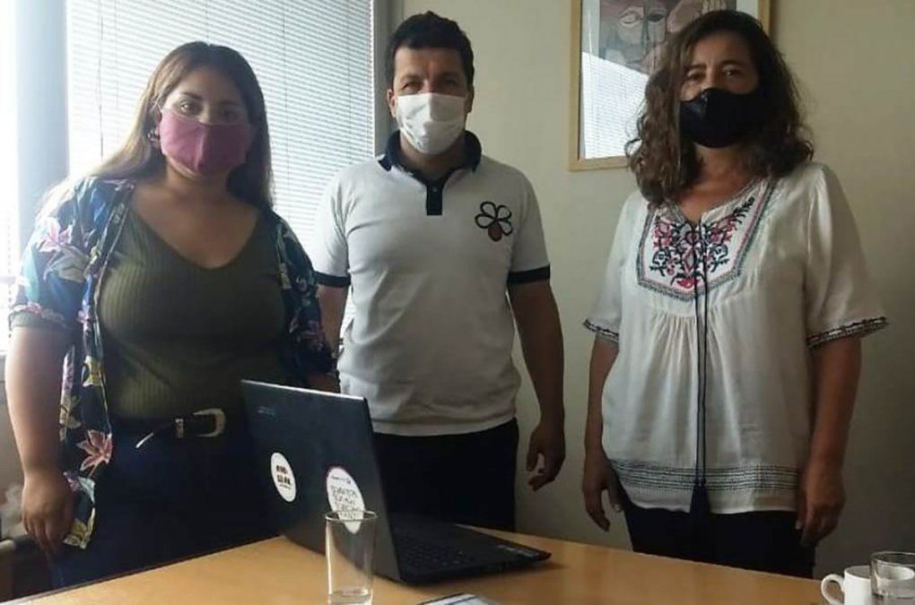 Ayelén Manrique y Fernanda Bernabé, de la UNCUYO, junto a Pedro Ruiz, del CRH.