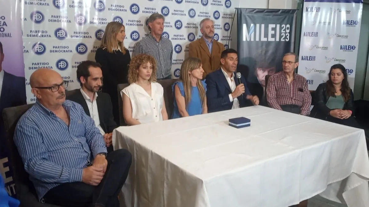 La gran mesa de los libertarios y el PD, días antes de ganar las elecciones. La gran mesa de los libertarios y el PD, días antes de ganar las elecciones.