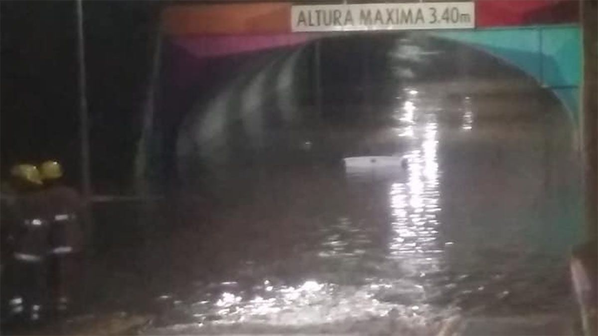 El túnel del shopping se inundó y un auto quedó atrapado
