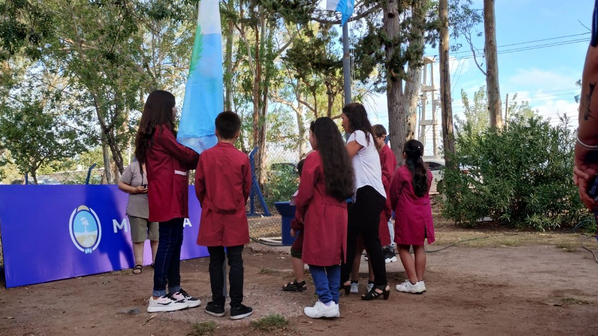 Los niños izando la bandera de la escuela por primera vez en 2024. Los niños izando la bandera de la escuela por primera vez en 2024.