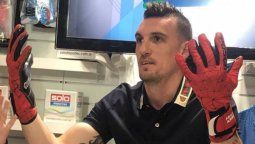 Franco Armani presentó sus nuevos guantes en una semana clave para River