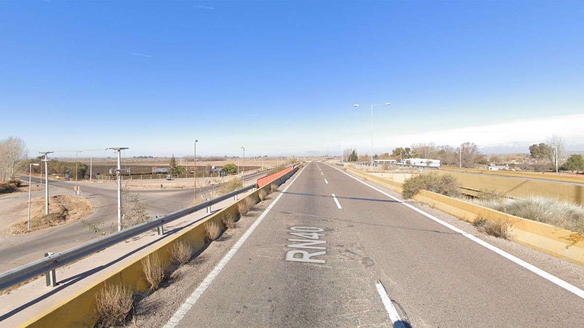 Los jóvenes circulaban al Sur por la Ruta 40, y a la altura de la ruta 16, en Ugarteche, cayeron de la moto.