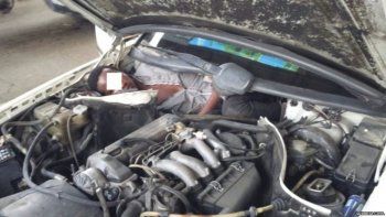 Quisieron entrar a España escondidos adentro de un motor de auto